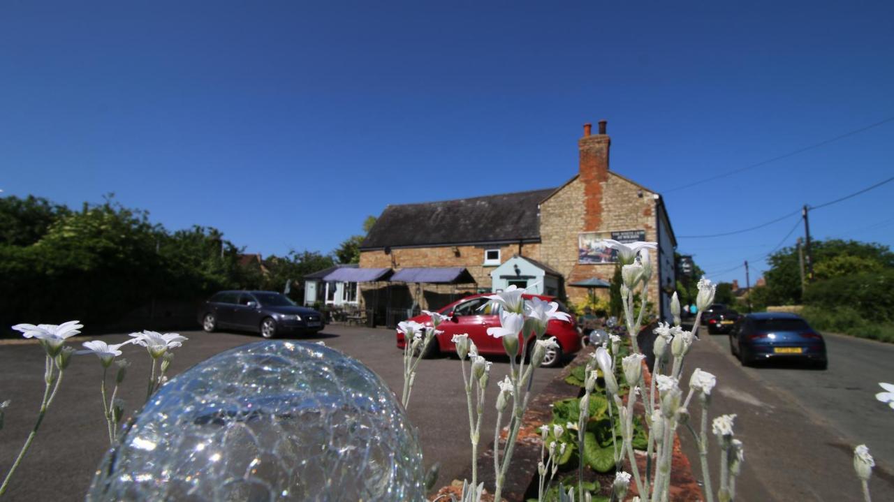 مبيت وإفطار ميلتون كينيز The White Lion At Wicken المظهر الخارجي الصورة